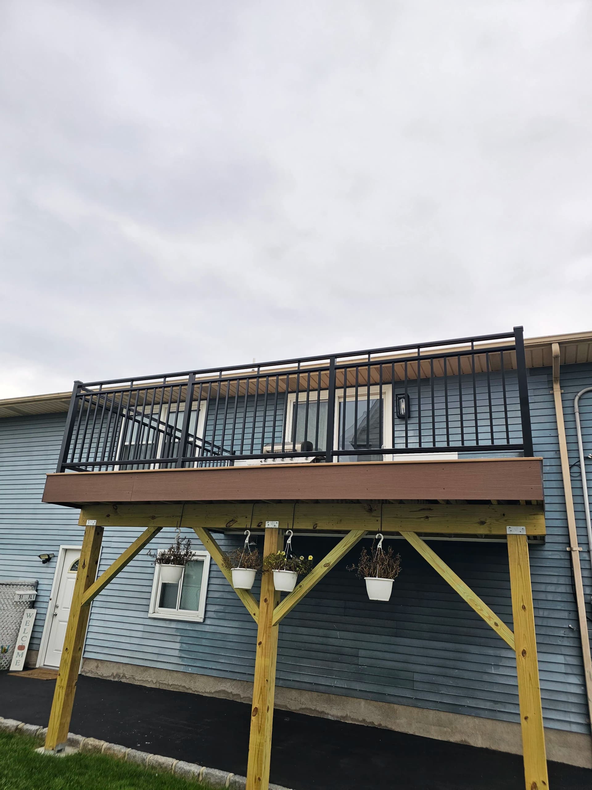 Gallery photos for Fresh Aluminum Deck Railing Install That Checks Every Box: Image #1
